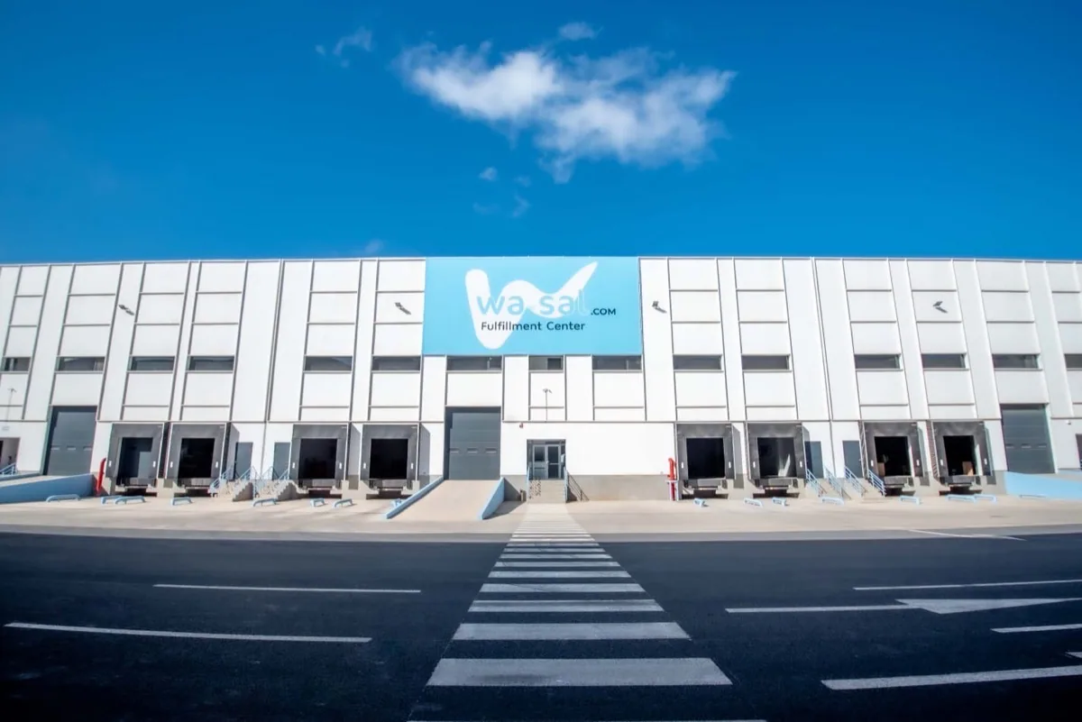 Façade extérieure du Wasal Fulfillment Center avec ses quais de chargement